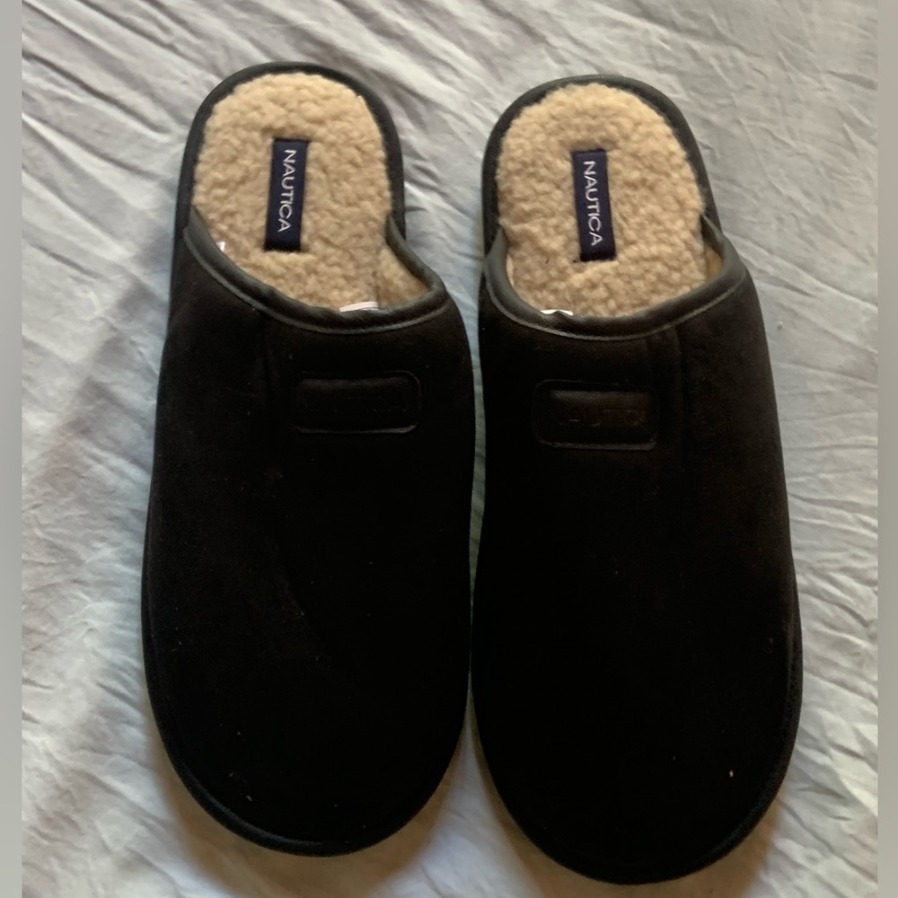 Like new men’s size 13 Nautical slippers